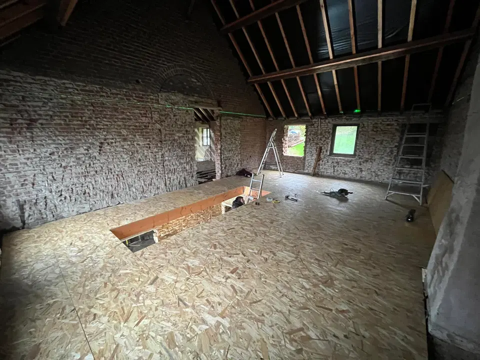 Gîtage 8 × 23 et 10 × 30, plancher OSB — en fin de chantier