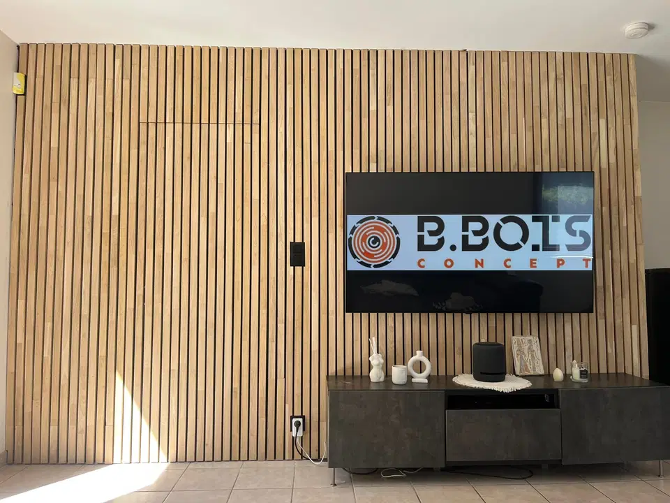 Un habillage de mur en tasseaux, du sol au plafond