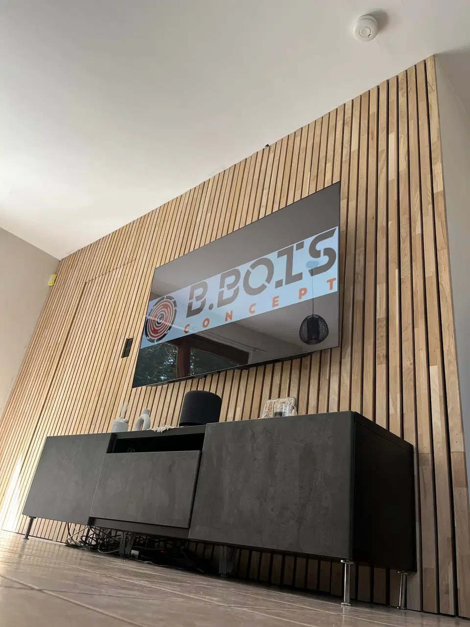 Un habillage de mur en tasseaux, du sol au plafond — pendant les travaux