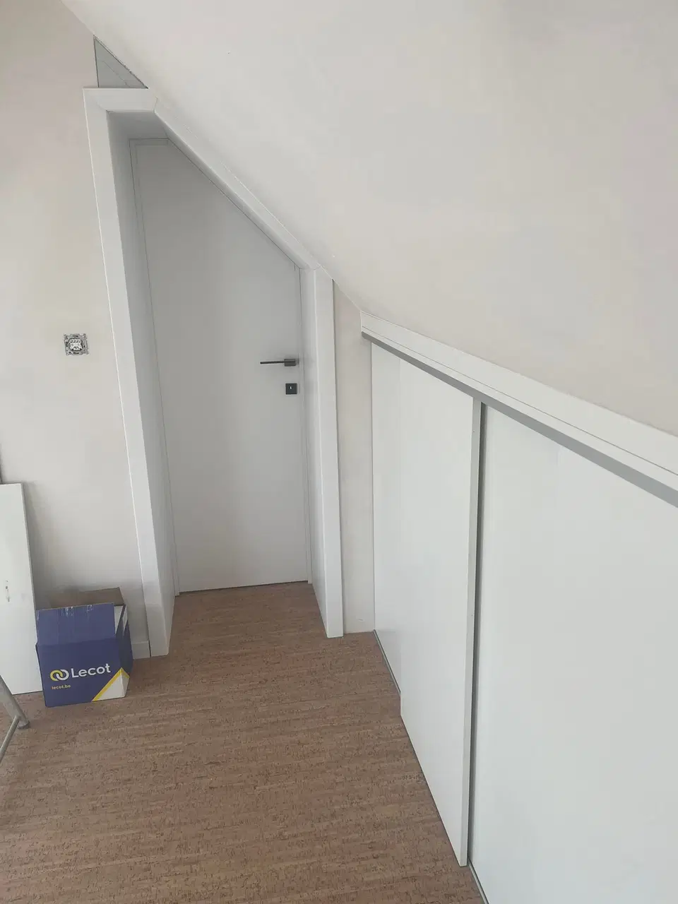 Un habillage de murs sous comble, panneaux blancs