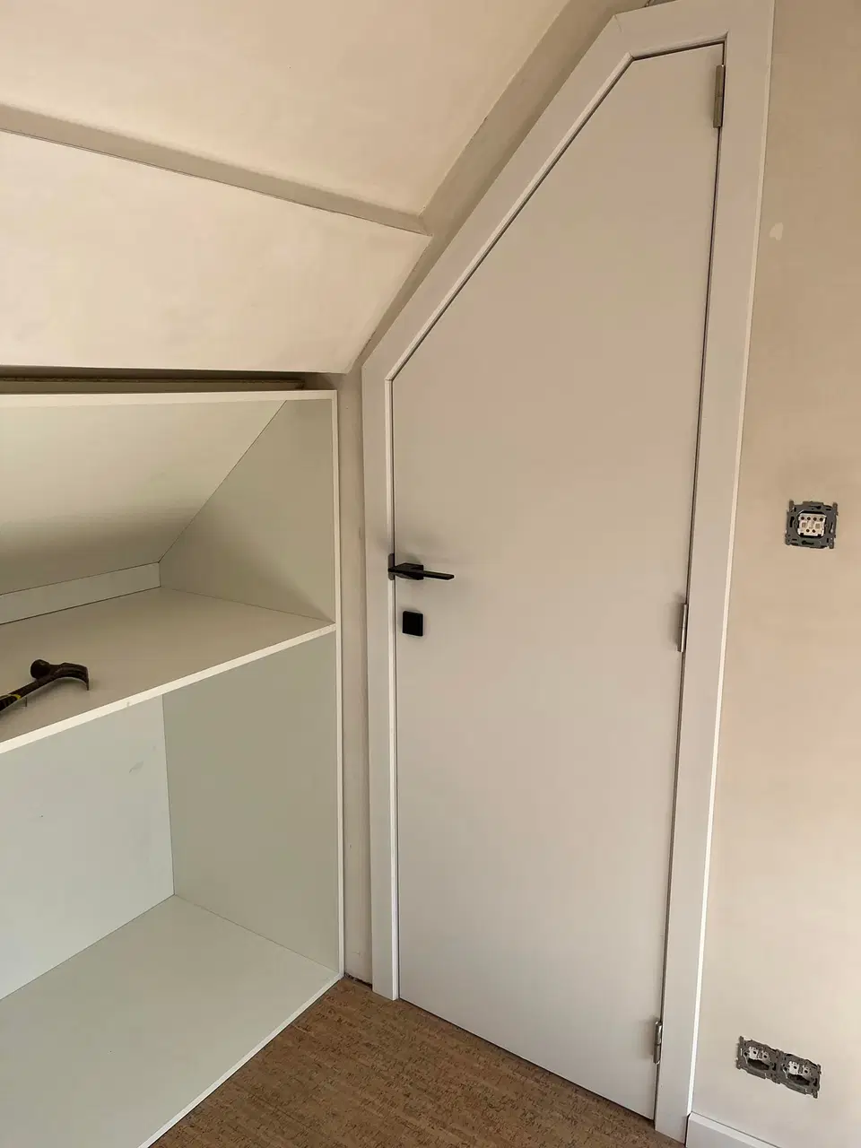 Un habillage de murs sous comble, panneaux blancs — pendant les travaux