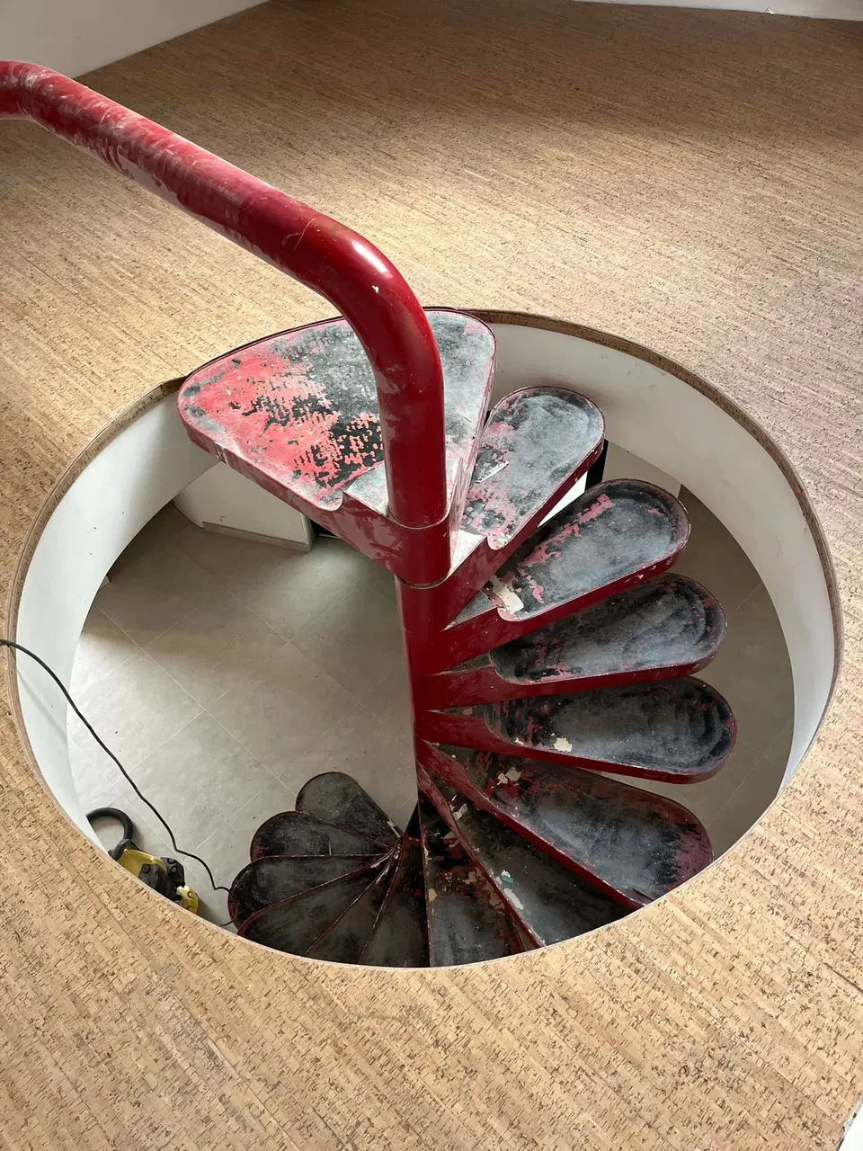 Un habillage de murs sous comble, panneaux blancs — pendant les travaux