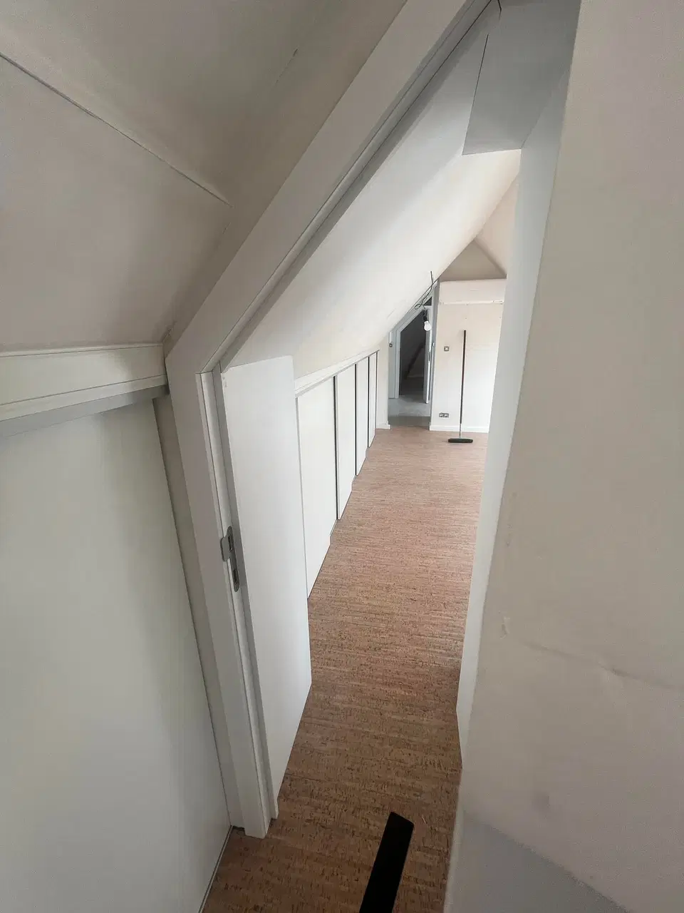 Un habillage de murs sous comble, panneaux blancs — vers la fin du chantier