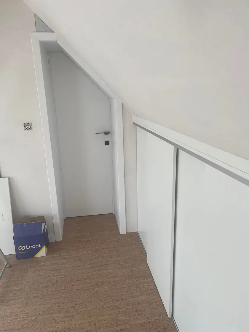 Un habillage de murs sous comble, panneaux blancs