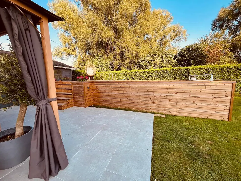 Habillage de piscine hors sol et terrasse — vers la fin du chantier