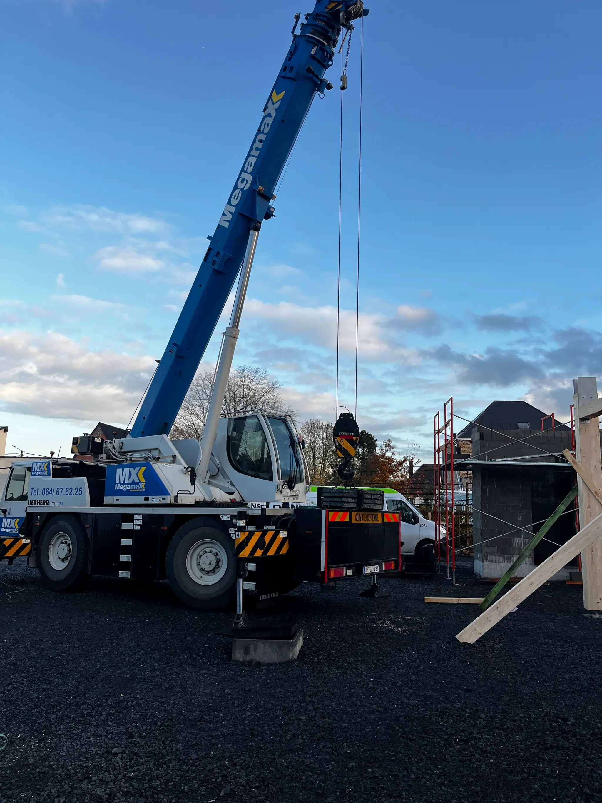 La grue de levage dressée au matin du montage, premiers poteaux de lamellé-collé en place