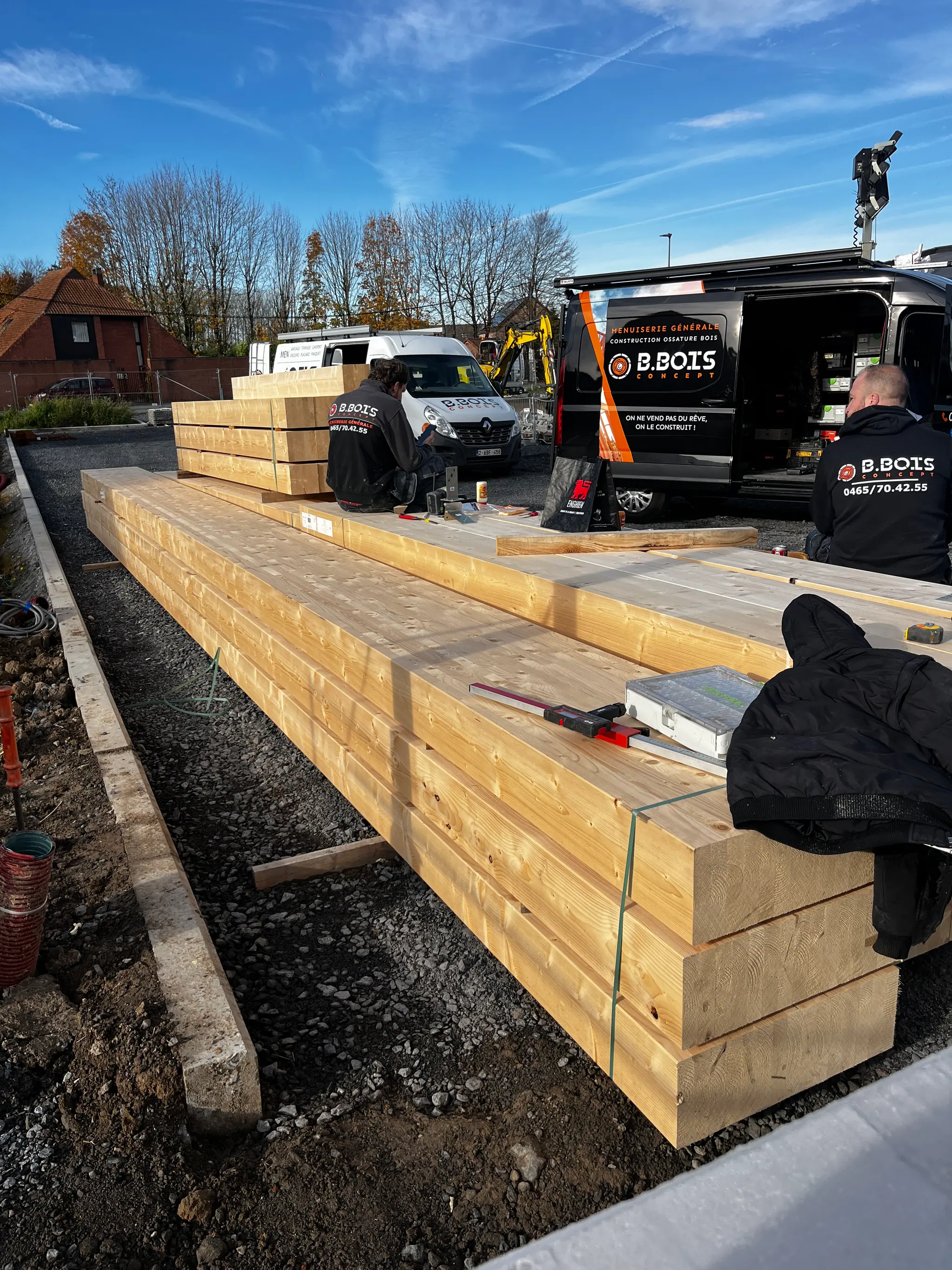 Empilement de poutres en lamellé-collé livrées sur le chantier