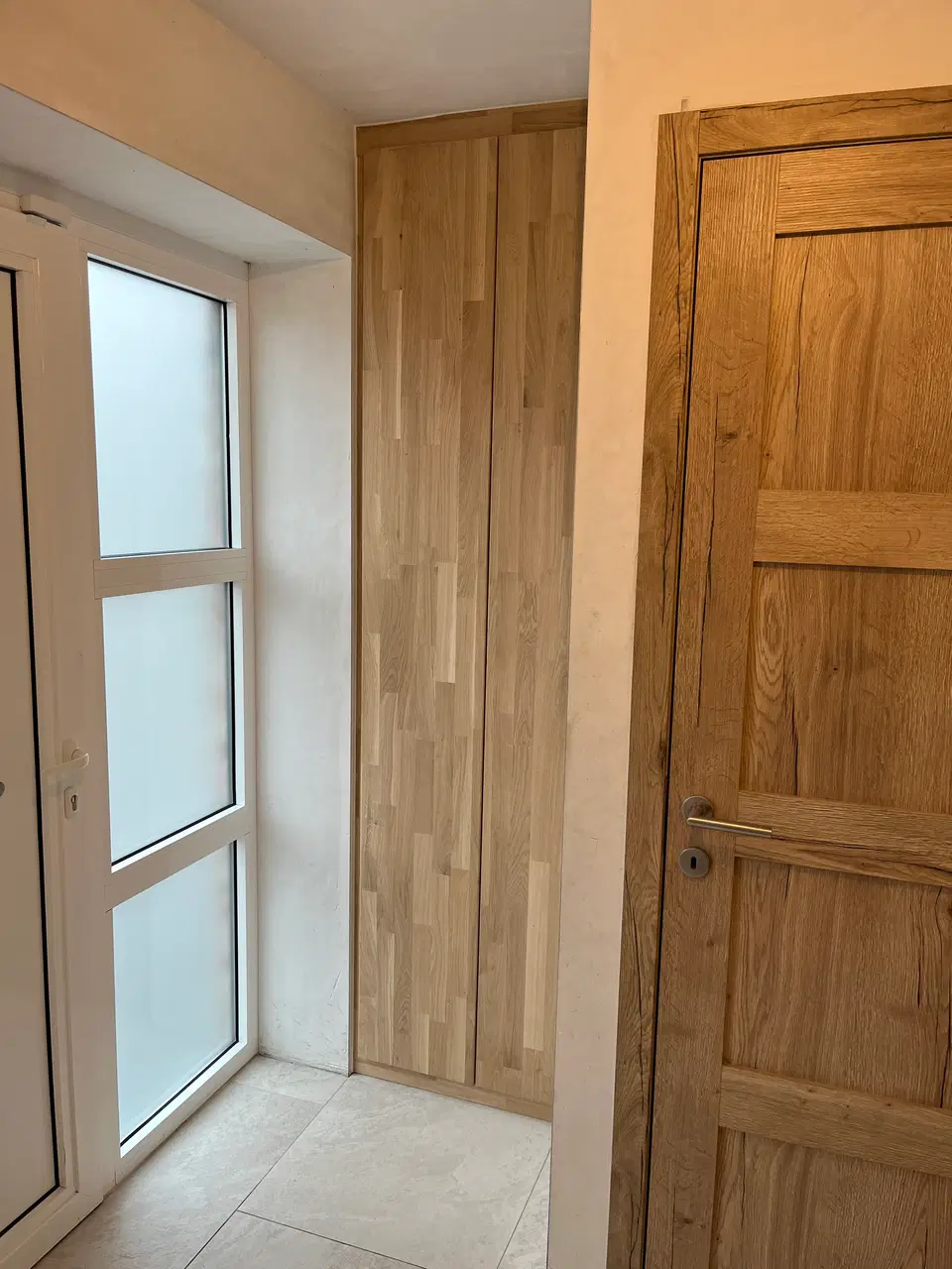 Meuble de hall d’entrée en chêne lamellé-collé — pendant les travaux