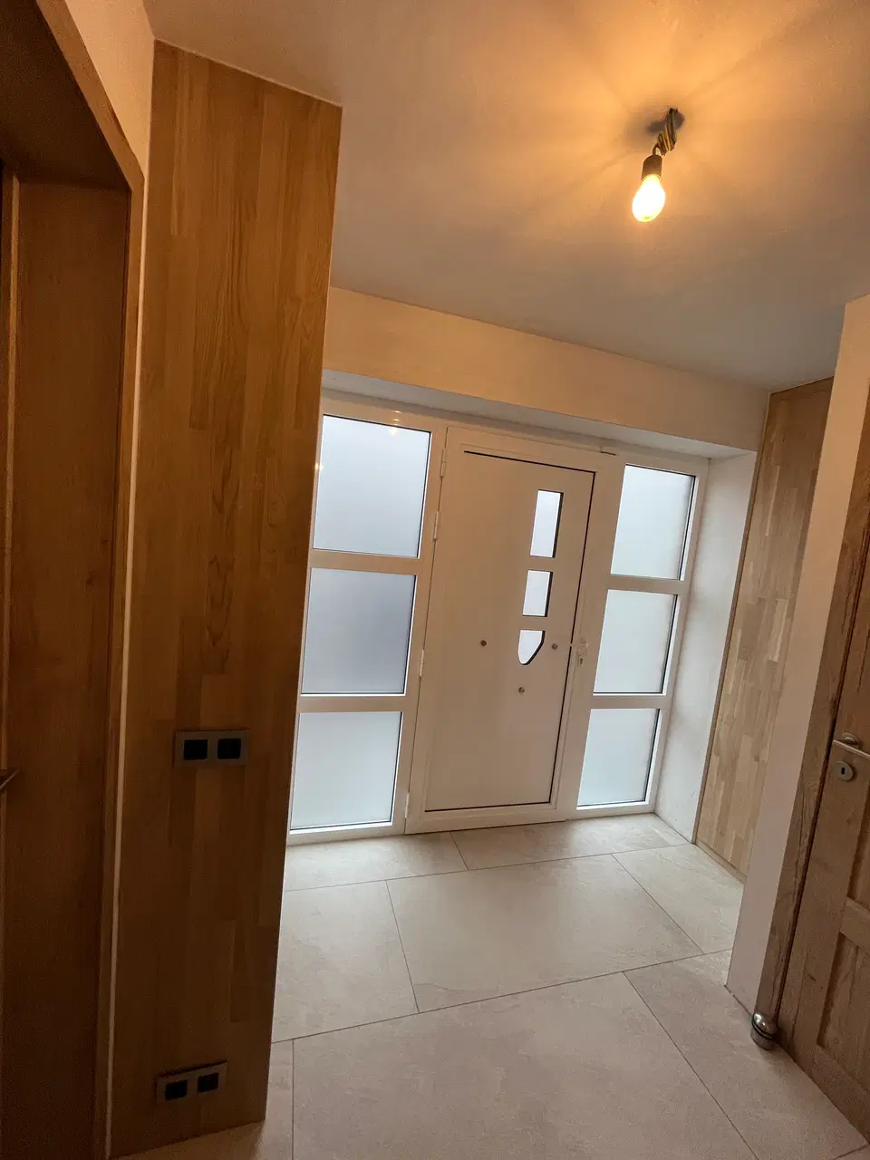 Meuble de hall d’entrée en chêne lamellé-collé — pendant les travaux