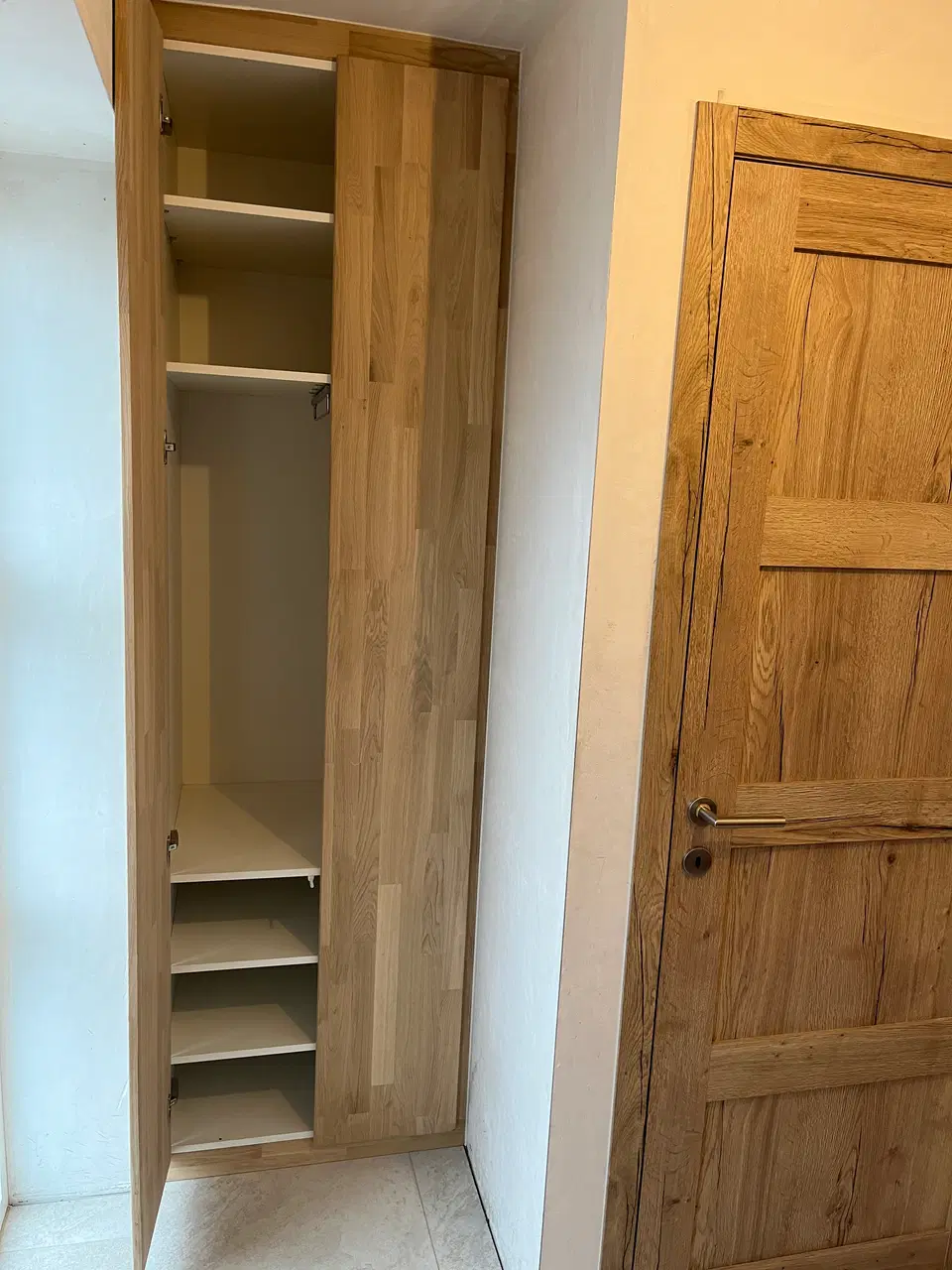 Meuble de hall d’entrée en chêne lamellé-collé — vers la fin du chantier