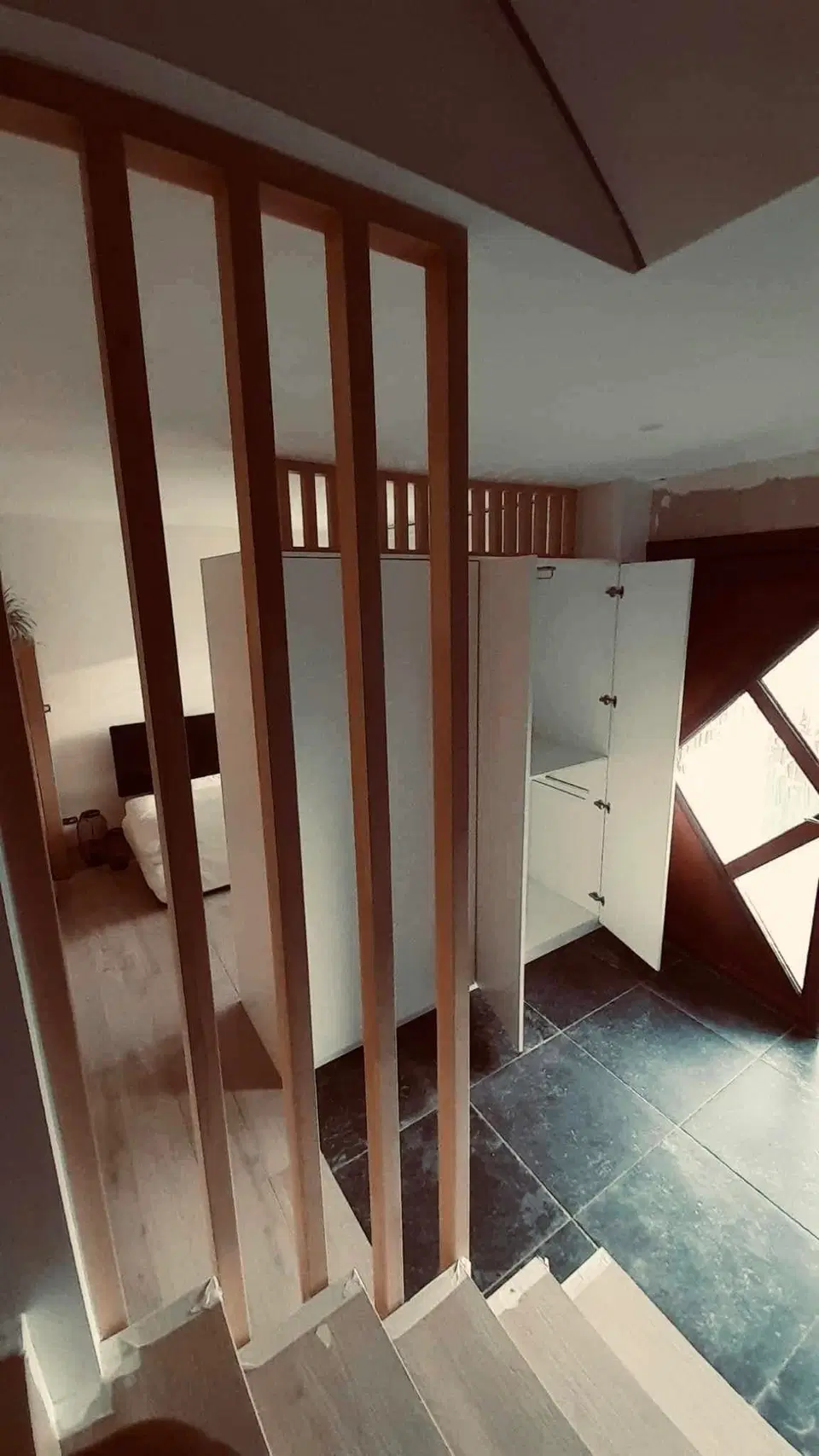 Meuble de hall et claustras en hêtre massif — pendant les travaux