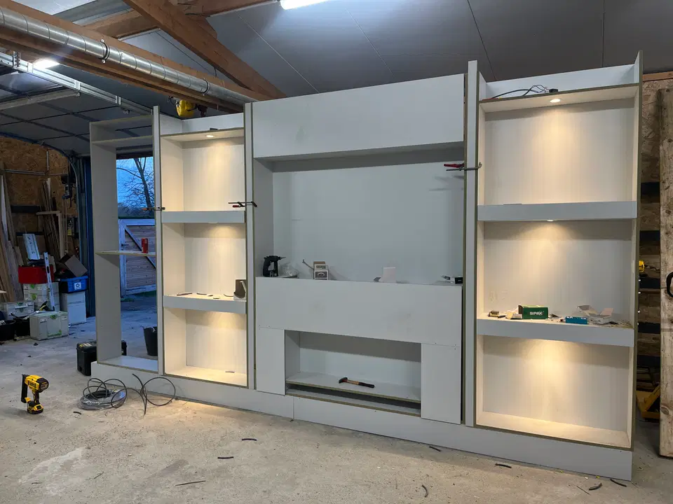 Un meuble de télévision à niches éclairées — au début du chantier