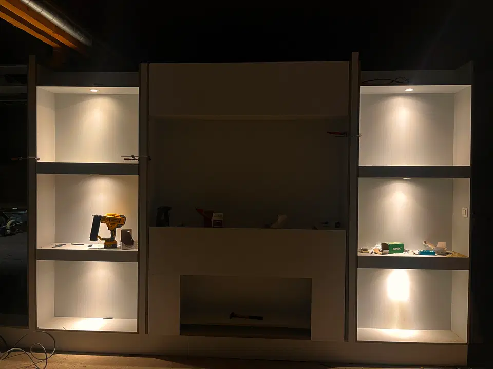 Un meuble de télévision à niches éclairées — pendant les travaux