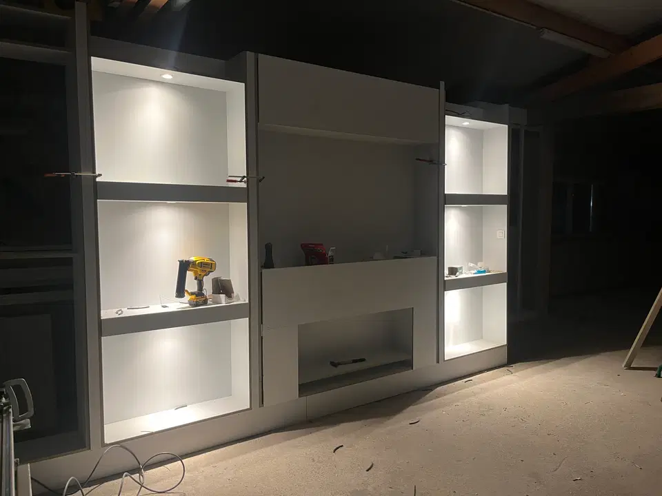 Un meuble de télévision à niches éclairées — pendant les travaux