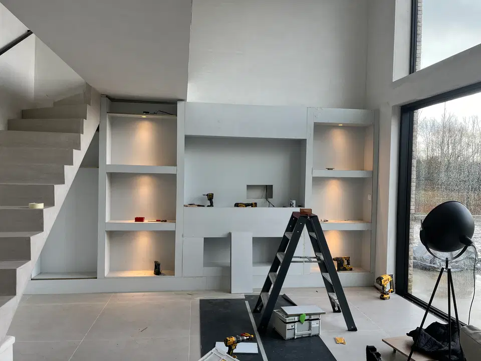 Un meuble de télévision à niches éclairées — pendant les travaux