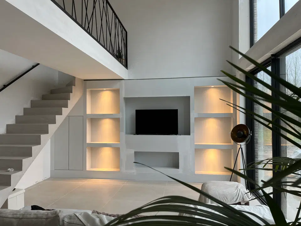 Un meuble de télévision à niches éclairées — vers la fin du chantier