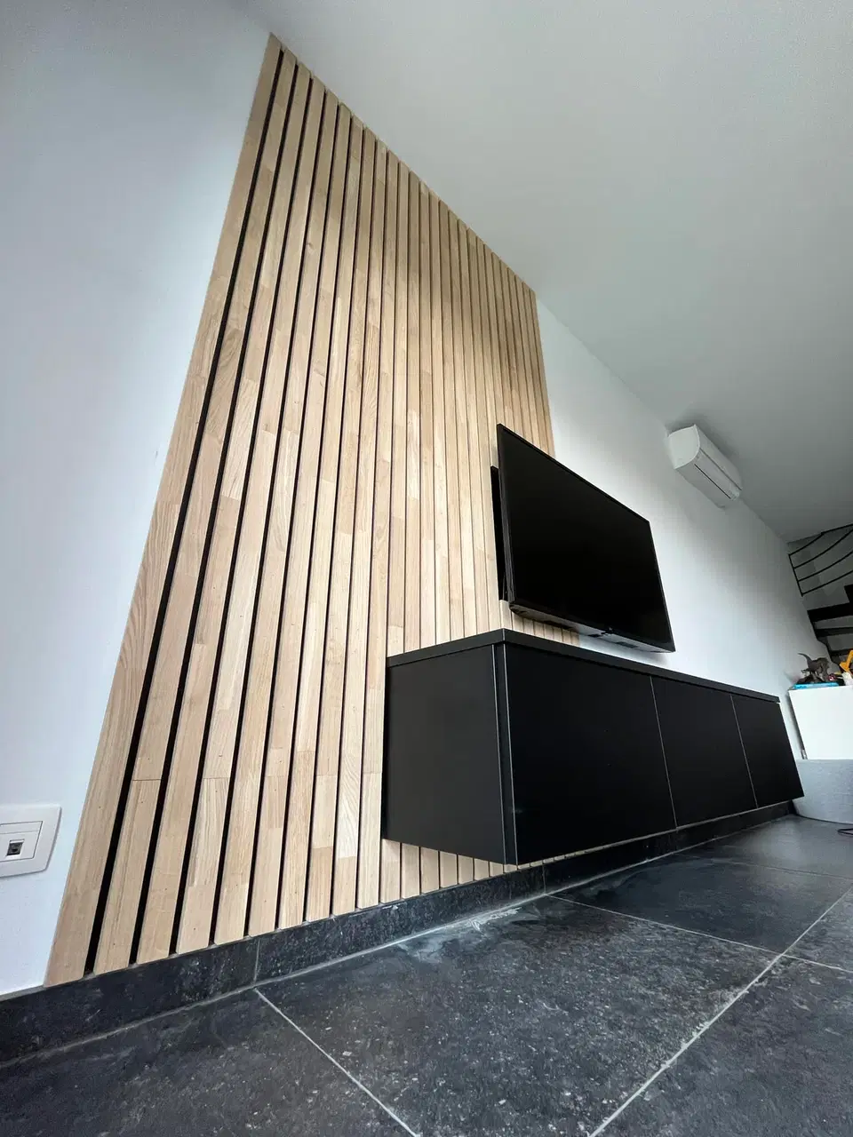 Meuble télévision suspendu de 4,20 m et bardage intérieur en chêne
