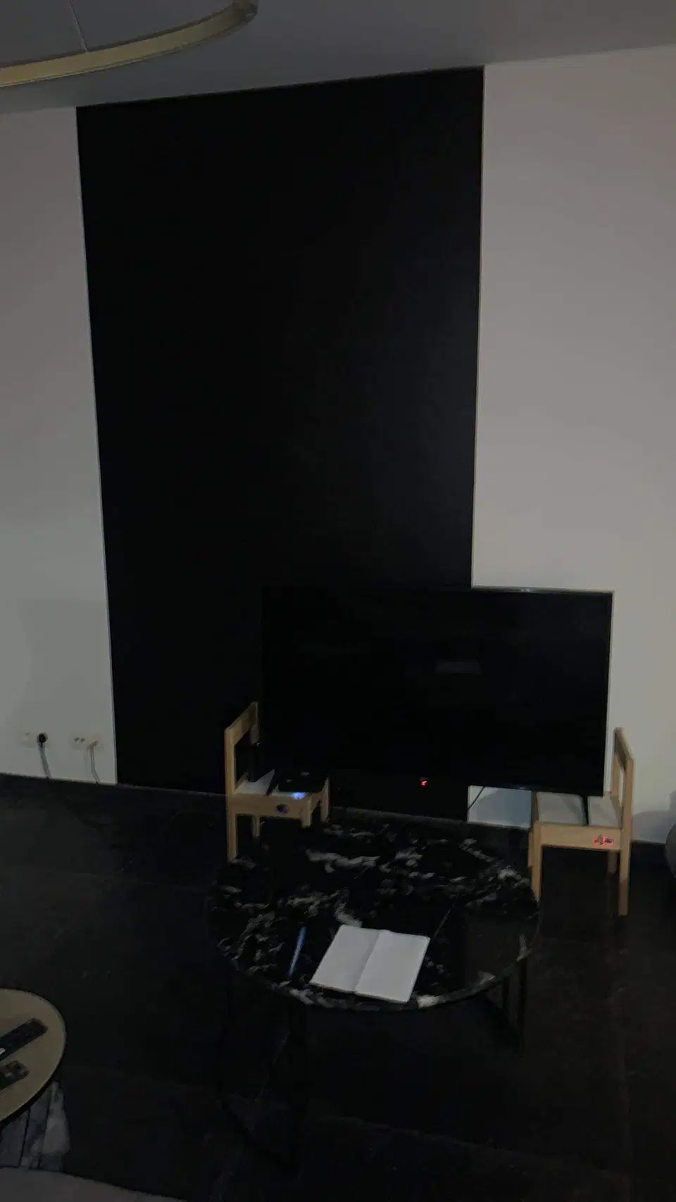 Meuble télévision suspendu de 4,20 m et bardage intérieur en chêne — pendant les travaux