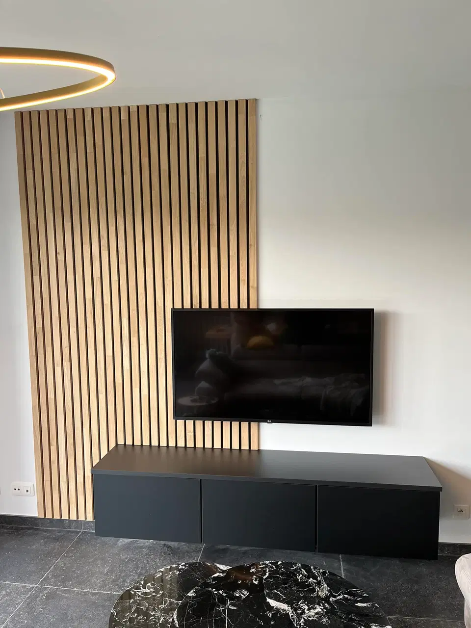 Meuble télévision suspendu de 4,20 m et bardage intérieur en chêne — en fin de chantier