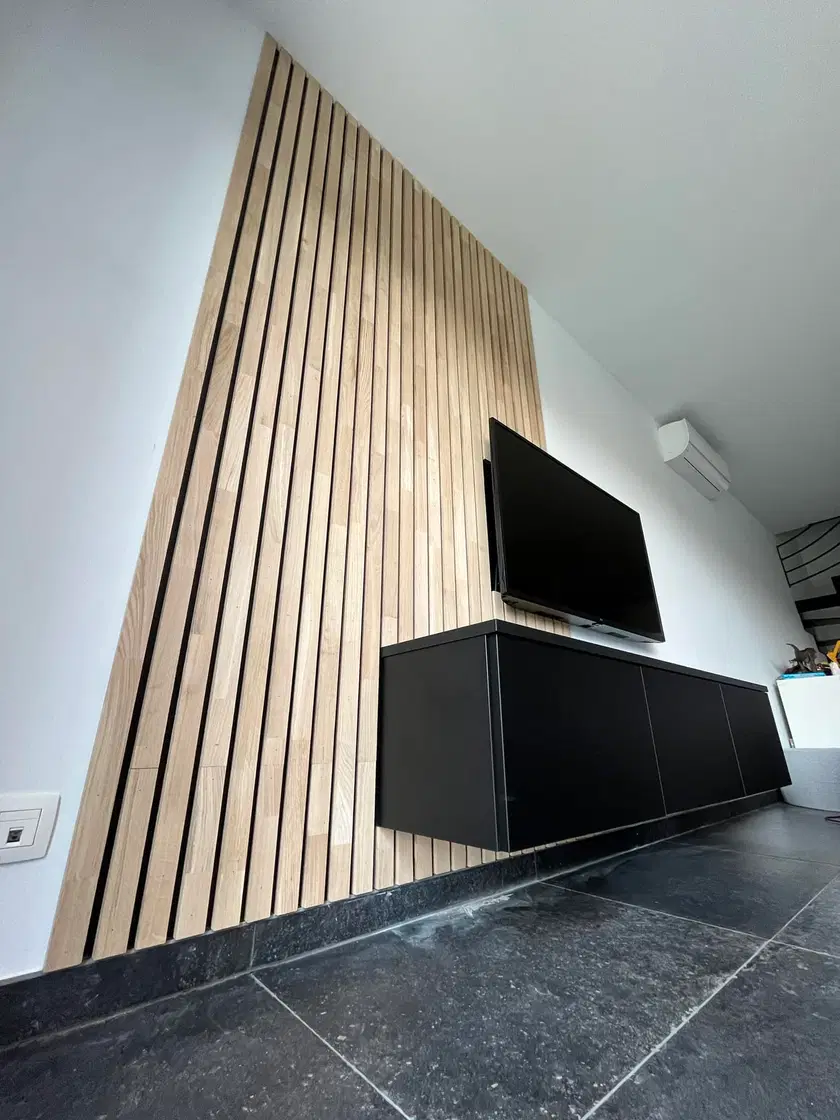 Meuble télévision suspendu de 4,20 m et bardage intérieur en chêne