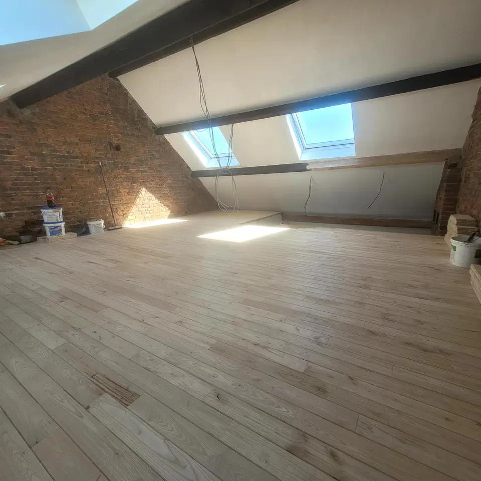 Une mezzanine et des combles remis à neuf — au début du chantier