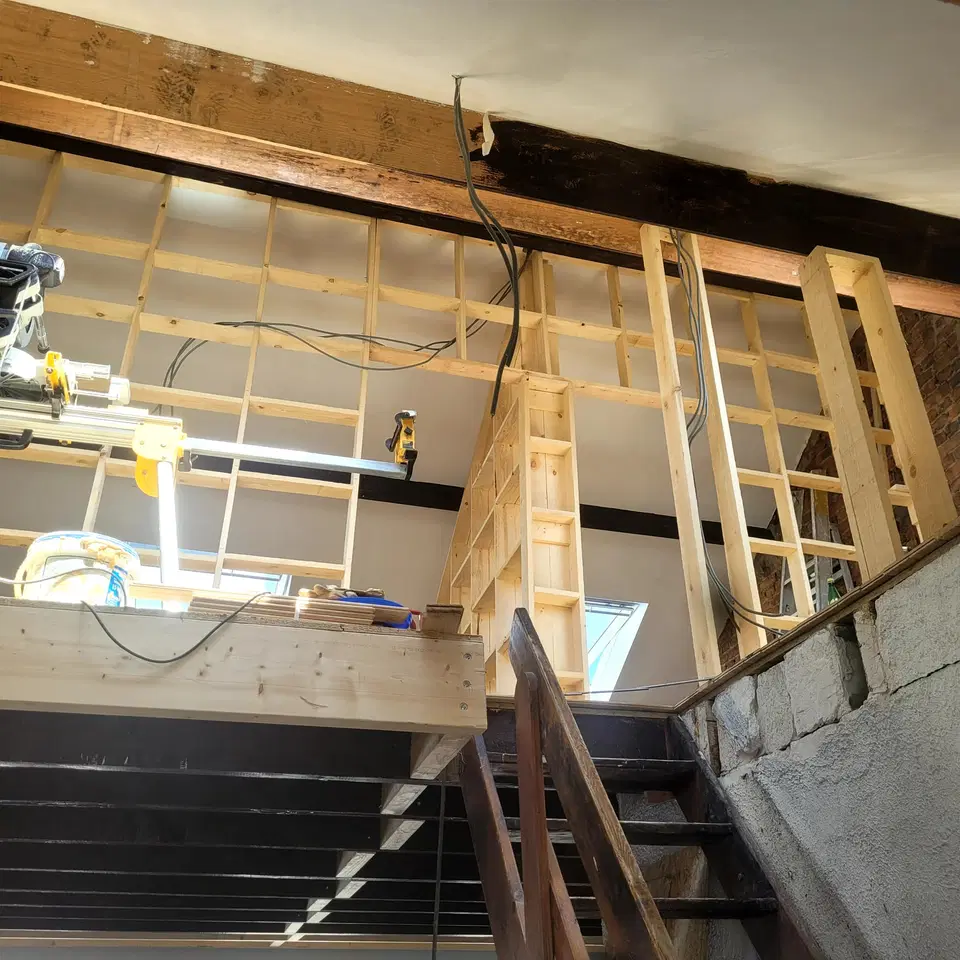Une mezzanine et des combles remis à neuf — au début du chantier
