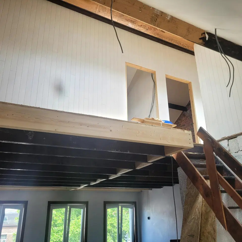 Une mezzanine et des combles remis à neuf — pendant les travaux