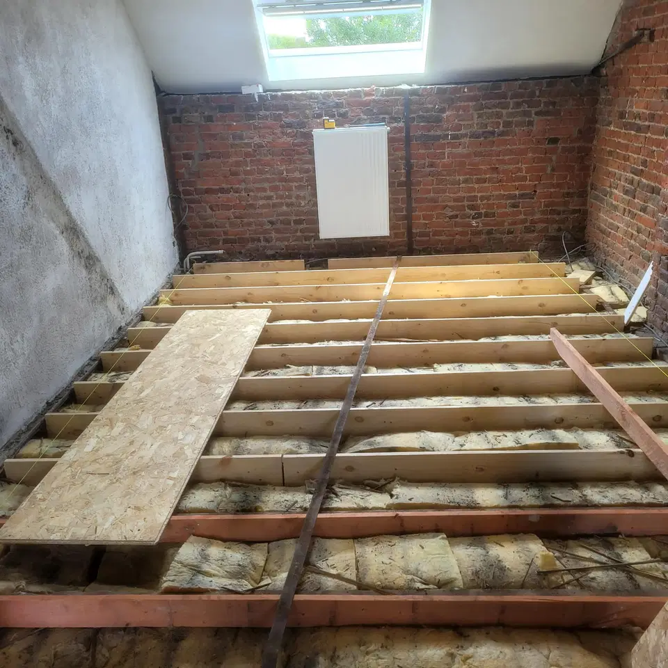 Une mezzanine et des combles remis à neuf — vers la fin du chantier