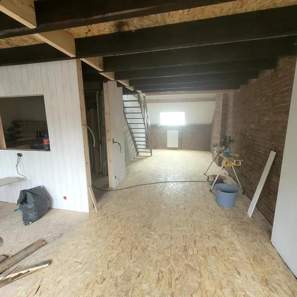 Une mezzanine et des combles remis à neuf — vers la fin du chantier