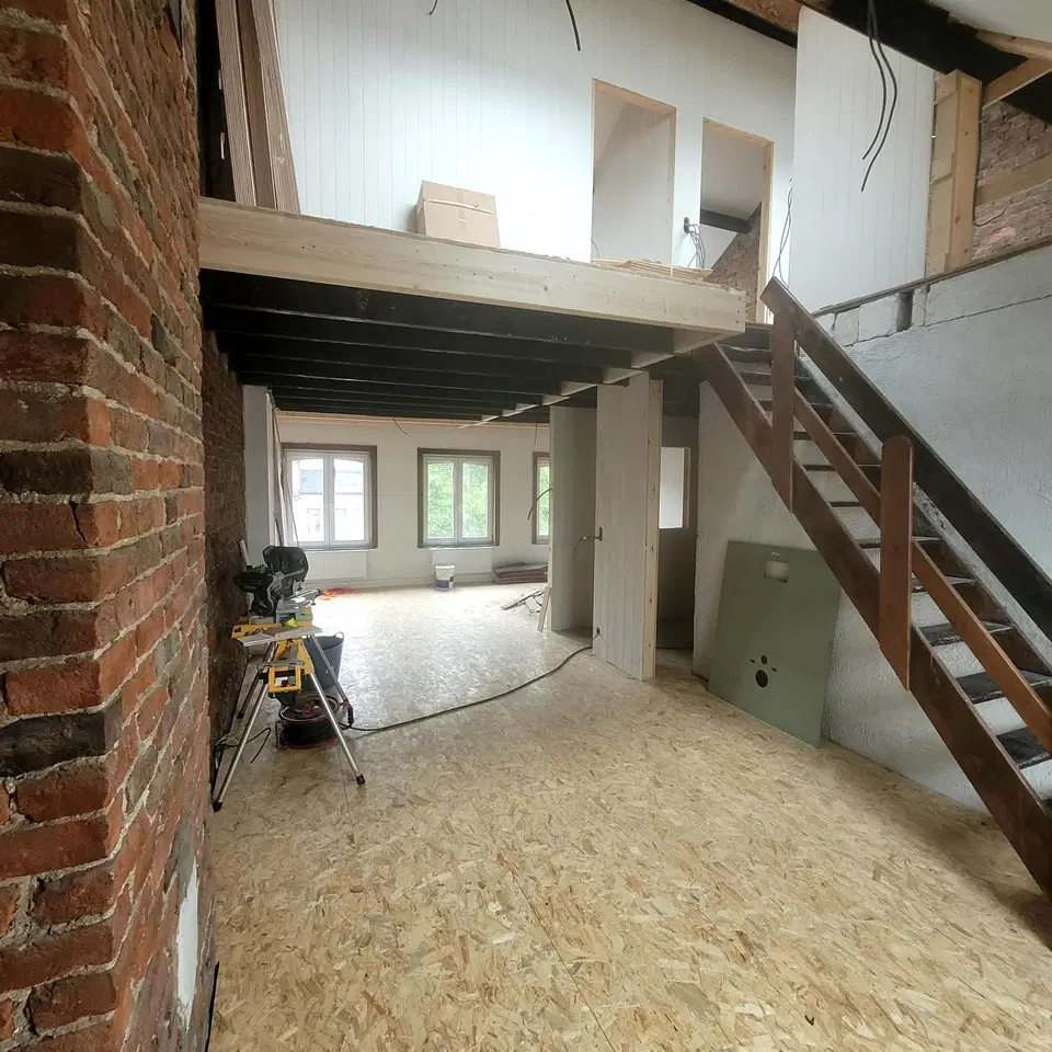 Une mezzanine et des combles remis à neuf — vers la fin du chantier