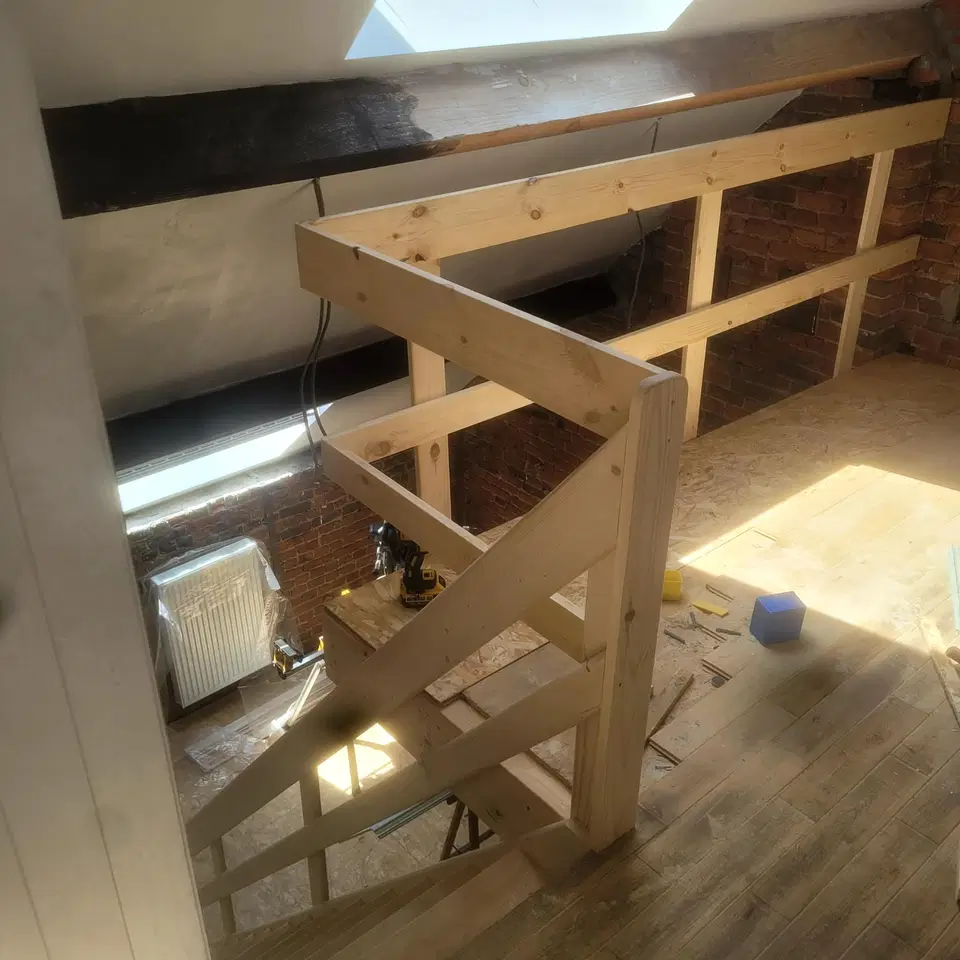 Une mezzanine et des combles remis à neuf — vers la fin du chantier