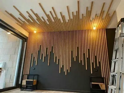 Un mur d'accent en tasseaux de longueurs variables