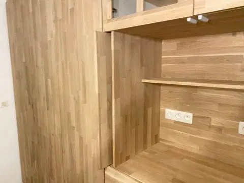 Un mur d'armoires en chêne, du sol au plafond — vers la fin du chantier