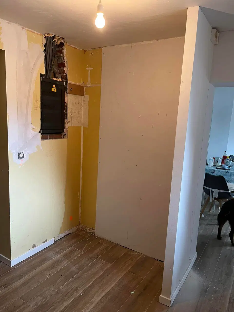 Un mur de placards blancs à niche de bois — en fin de chantier