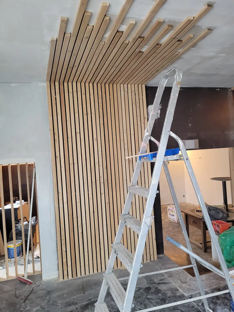 Les tasseaux du plafond en cours de pose, l’escabeau encore en place sous la retombée