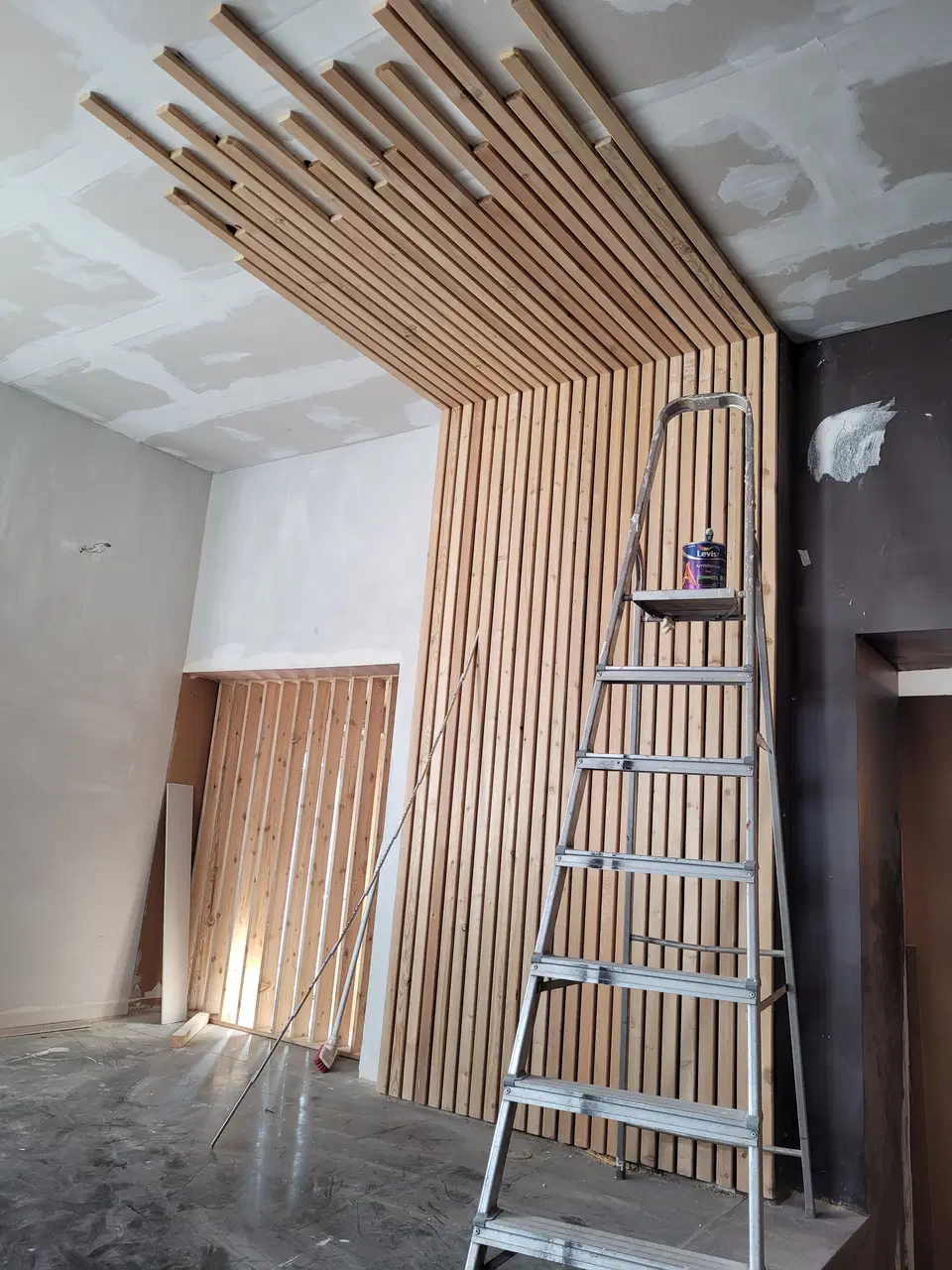 La retombée du plafond prend forme : chaque lame s’arrête plus loin que la précédente