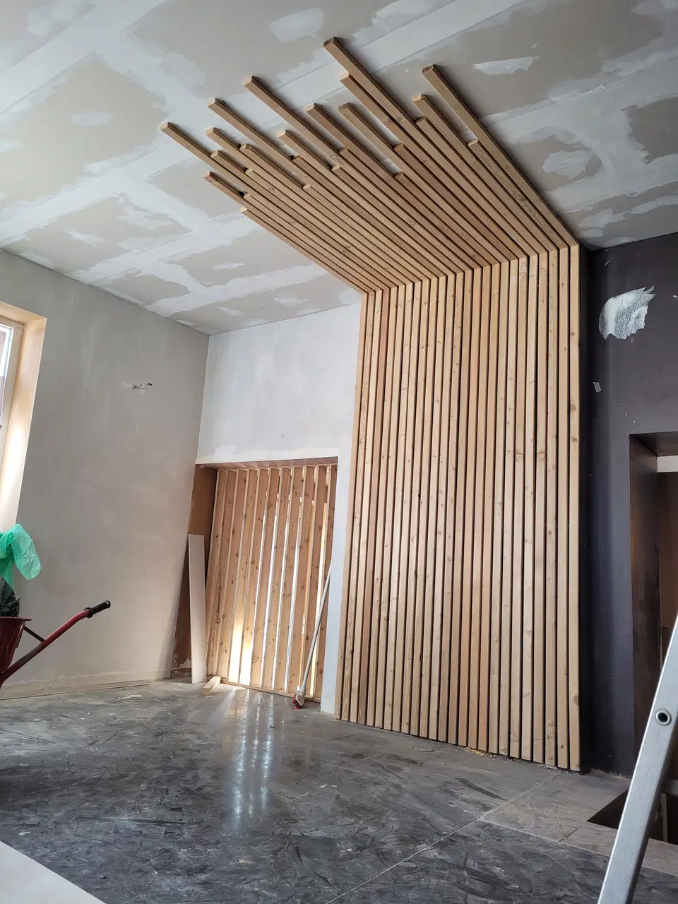 L’angle où le mur devient plafond, et la porte sombre qui s’ouvre juste à côté
