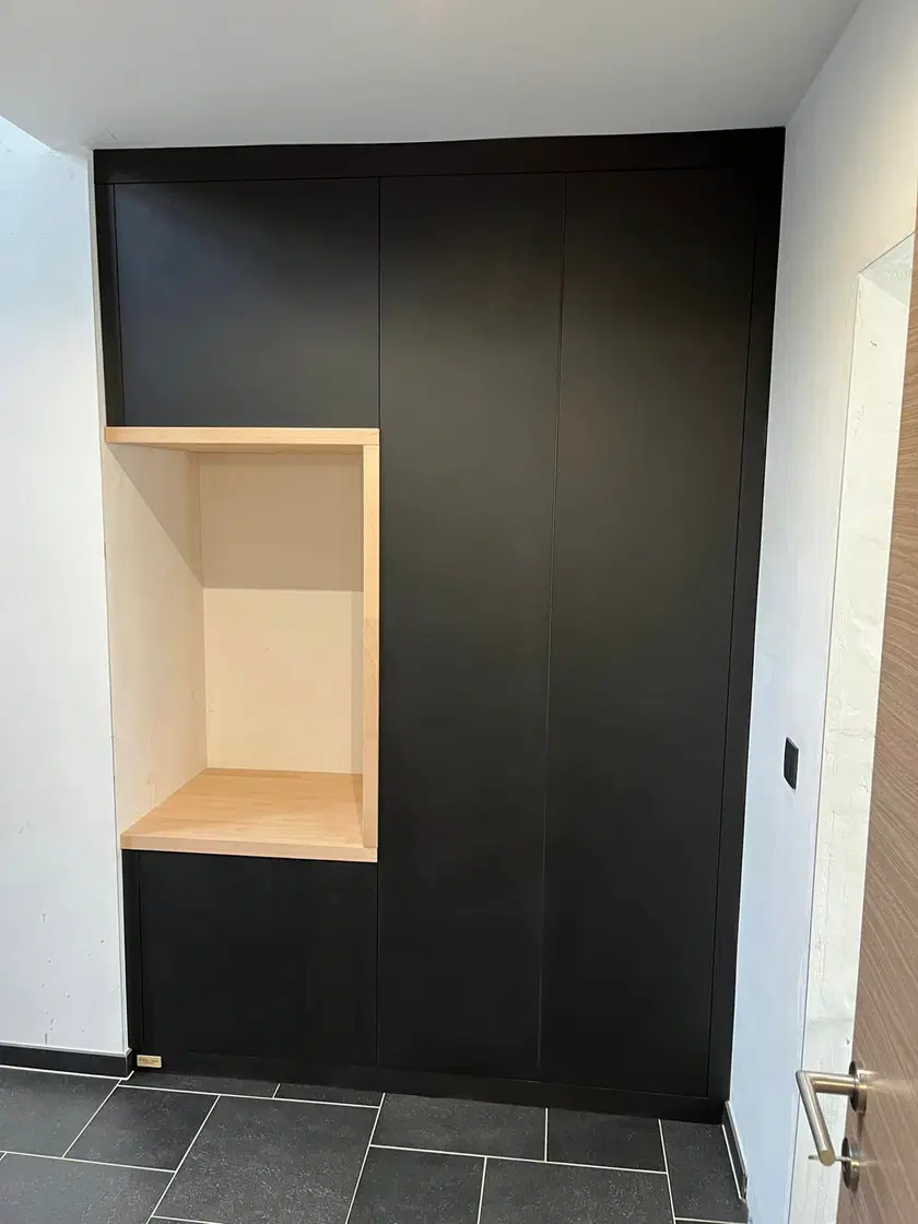 Un mur noir a niches de bois