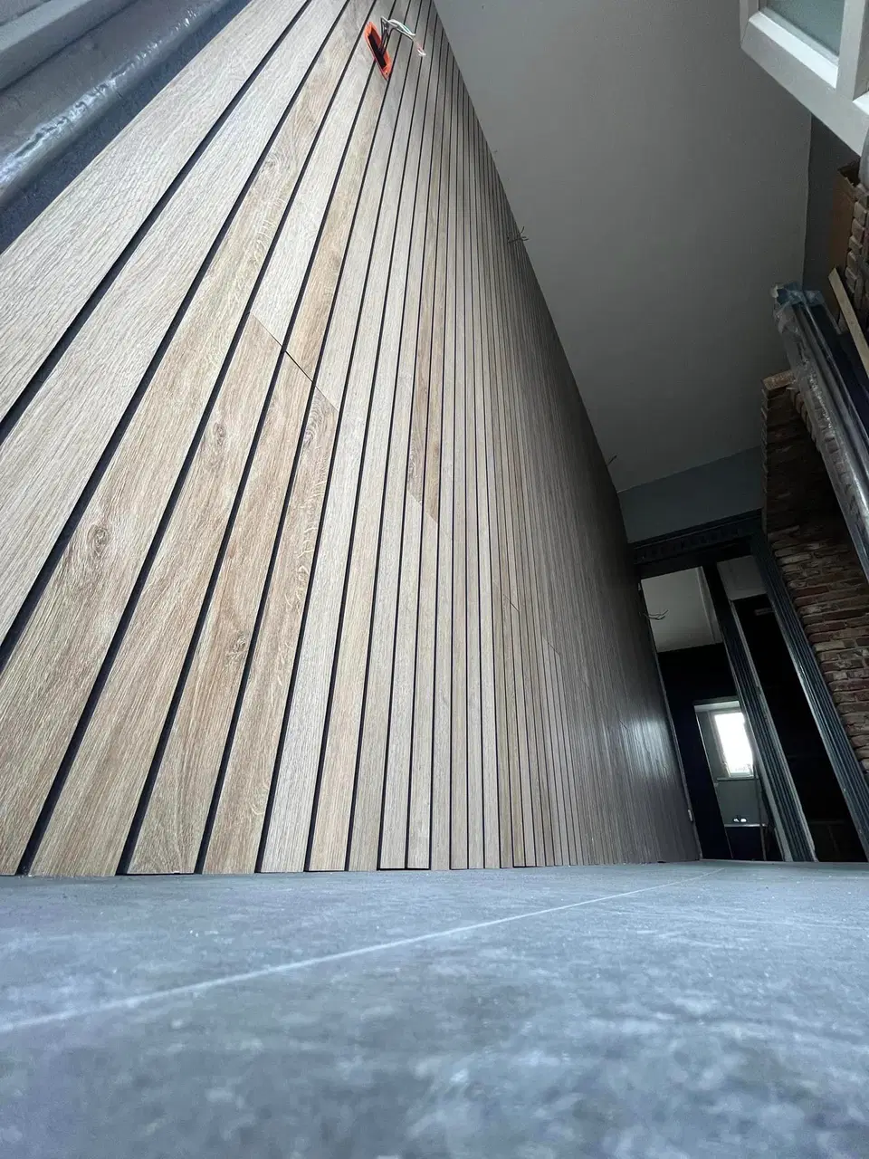 Des murs habillés de lambris, pièce par pièce — au début du chantier