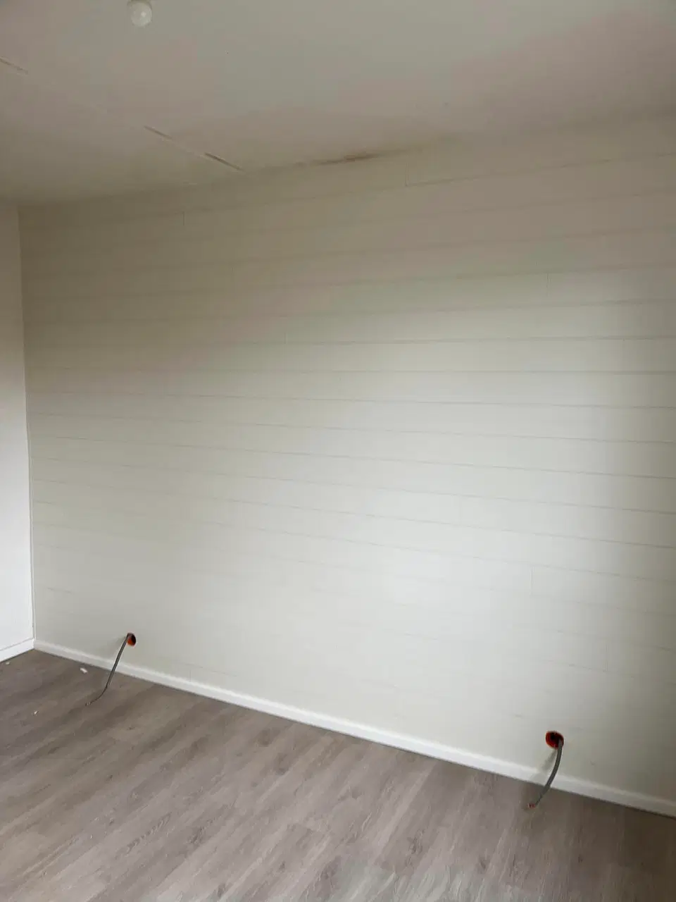 Des murs habillés de lambris, pièce par pièce — pendant les travaux