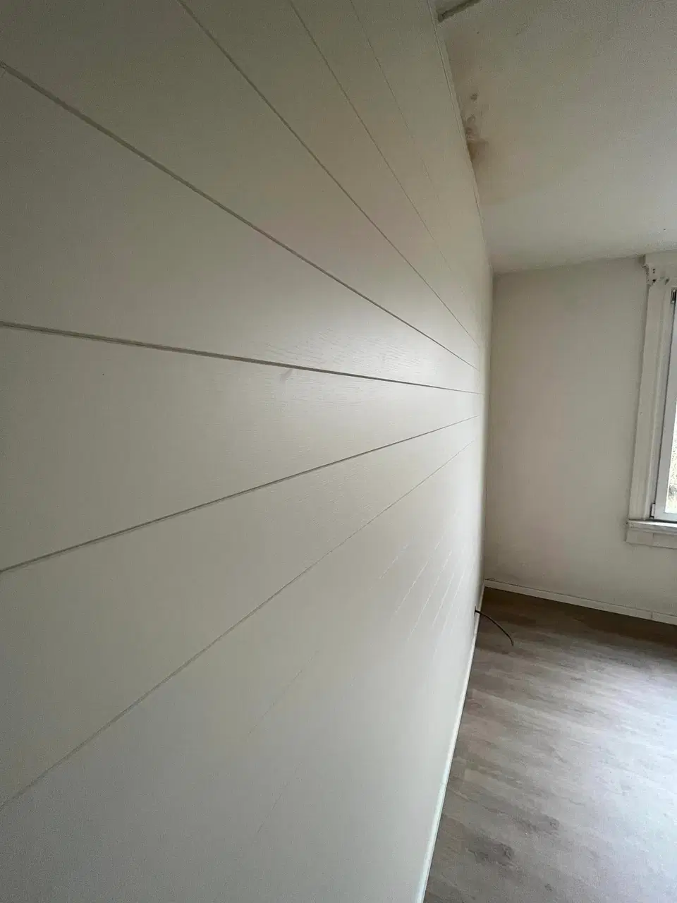 Des murs habillés de lambris, pièce par pièce — pendant les travaux