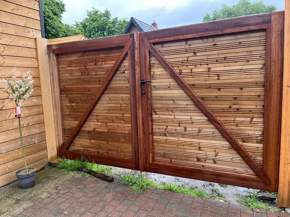 Palissade en ossature bois et portail en iroko