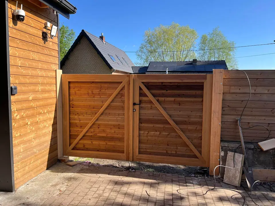 Palissade en ossature bois et portail en iroko — au début du chantier