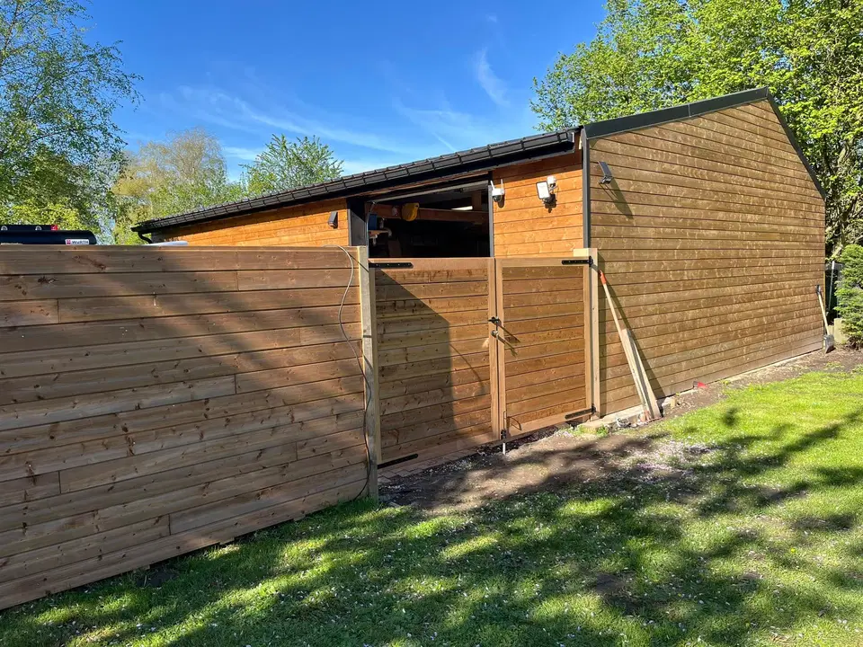 Palissade en ossature bois et portail en iroko — pendant les travaux
