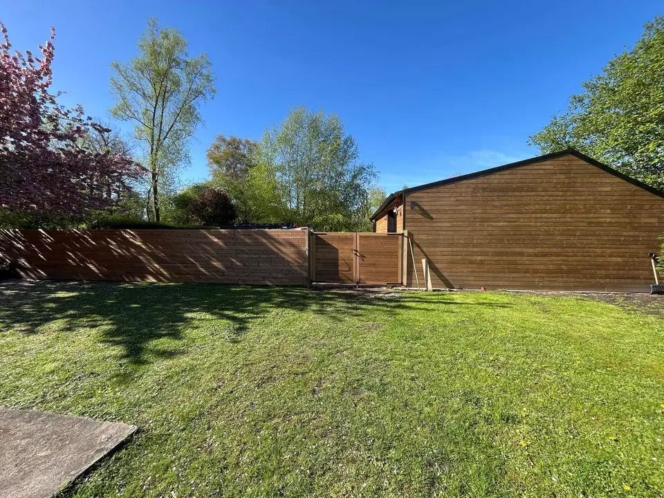 Palissade en ossature bois et portail en iroko — pendant les travaux