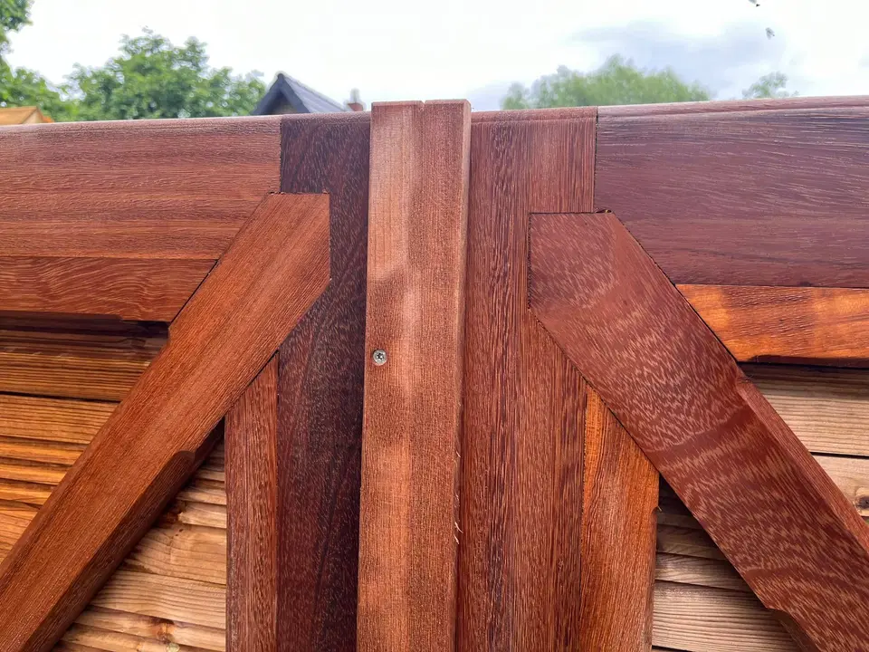 Palissade en ossature bois et portail en iroko — vers la fin du chantier