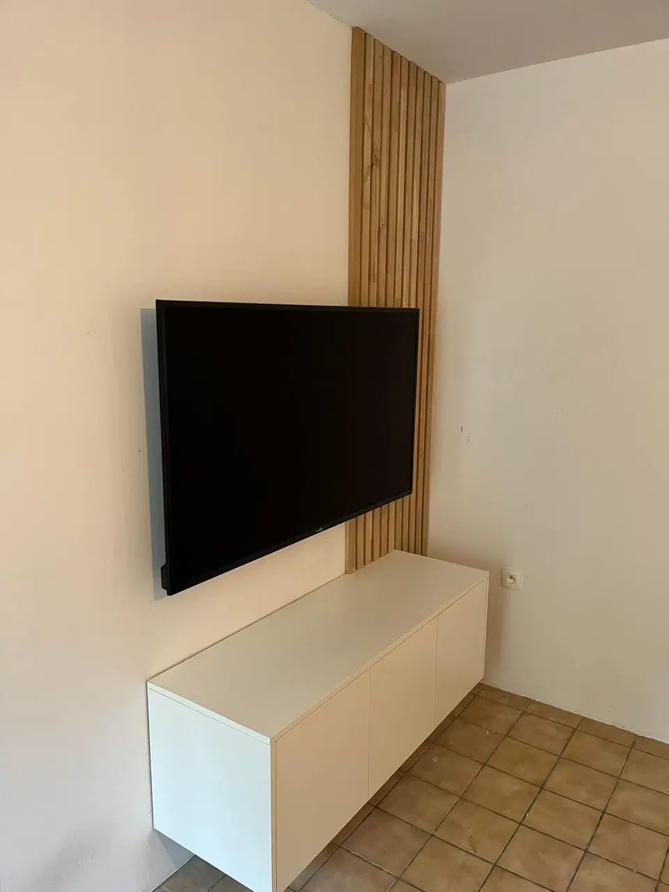 Un panneau de tasseaux et son meuble bas — pendant les travaux
