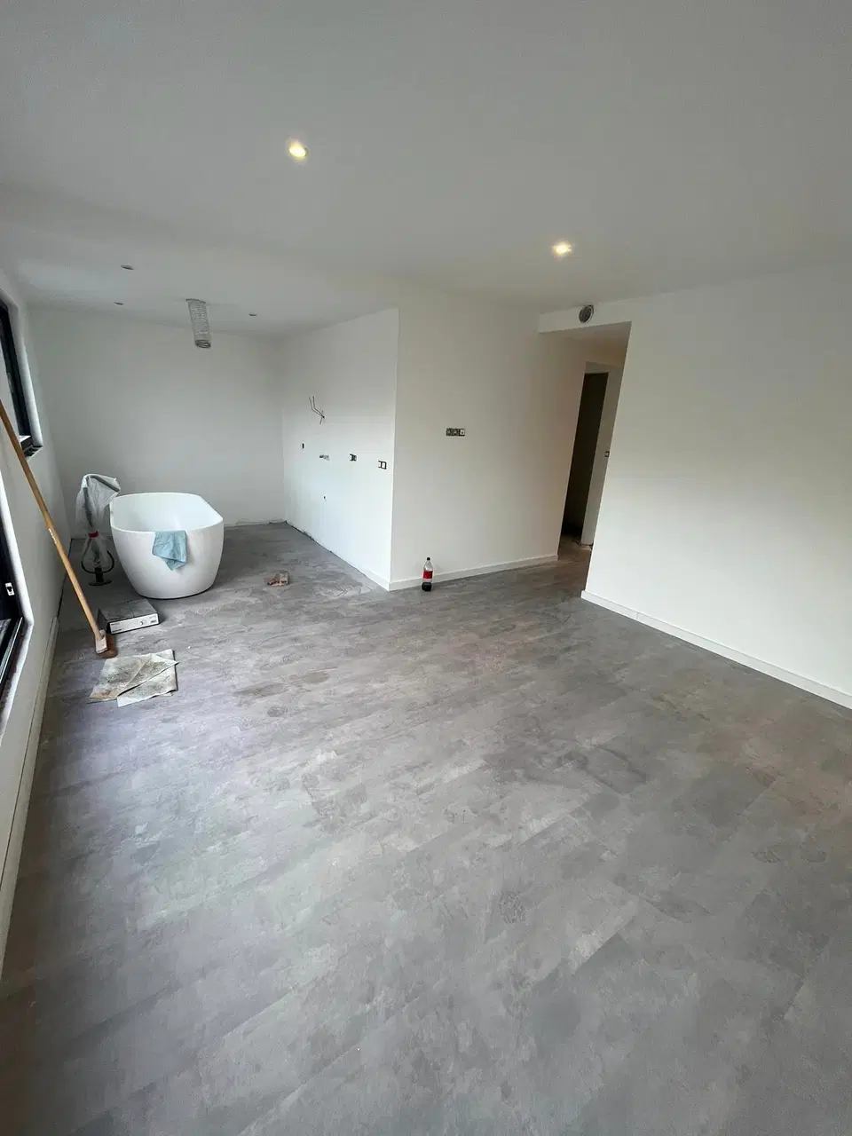 Un parquet posé dans un appartement neuf — au début du chantier