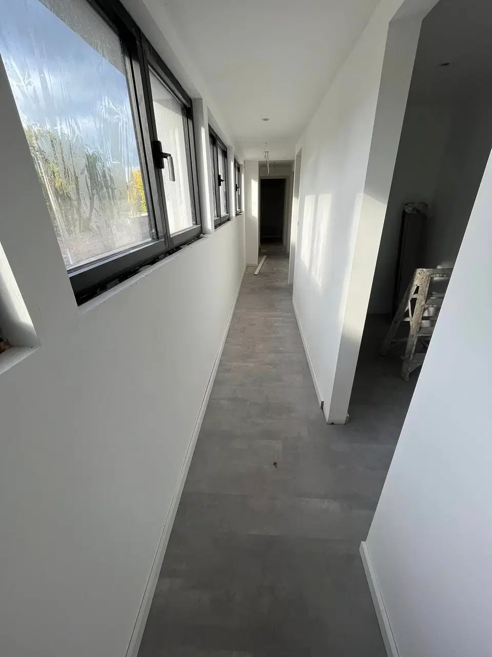 Un parquet posé dans un appartement neuf — pendant les travaux