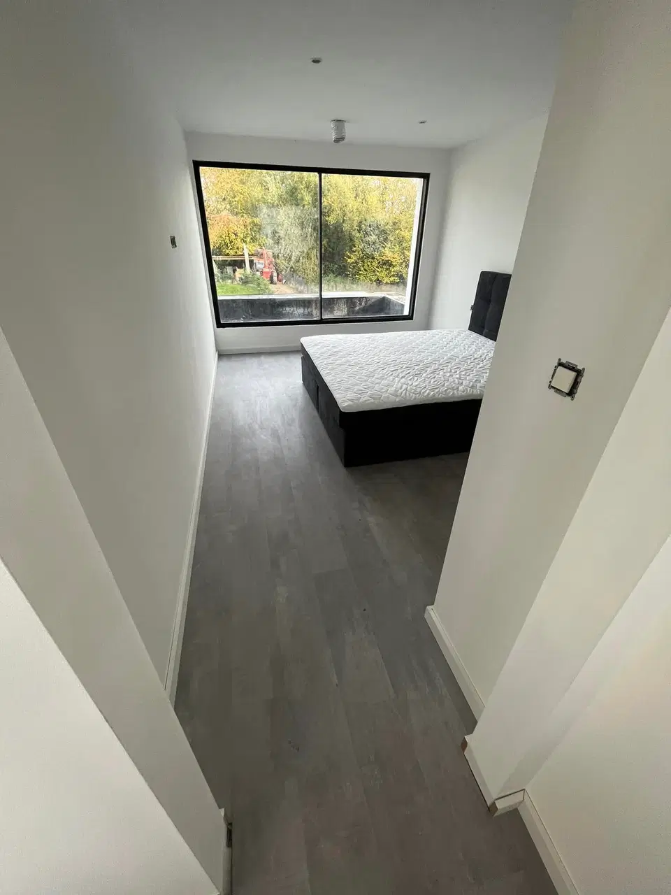 Un parquet posé dans un appartement neuf — vers la fin du chantier